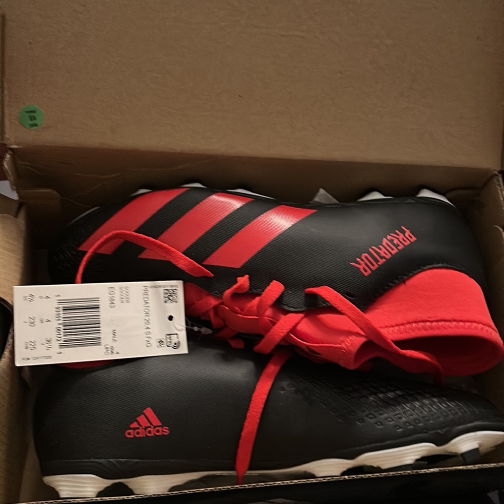 Kids Adidas predator soccer cleats. NEW